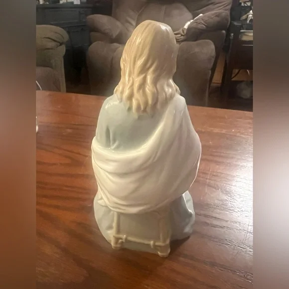 Vintage Homco Ceramic Figurine with White and Cream Tones - Picture 2 of 4